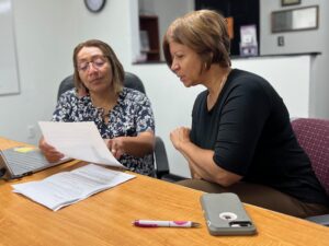 Consejero ayudando a una adulta mayor a revisar sus opciones de cobertura de Medicare